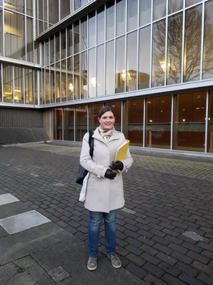 Carrie Hynds presenst housing petition to the council 2017-12-14