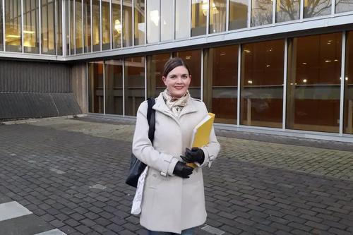 Carrie Hynds presenst housing petition to the council 2017-12-14